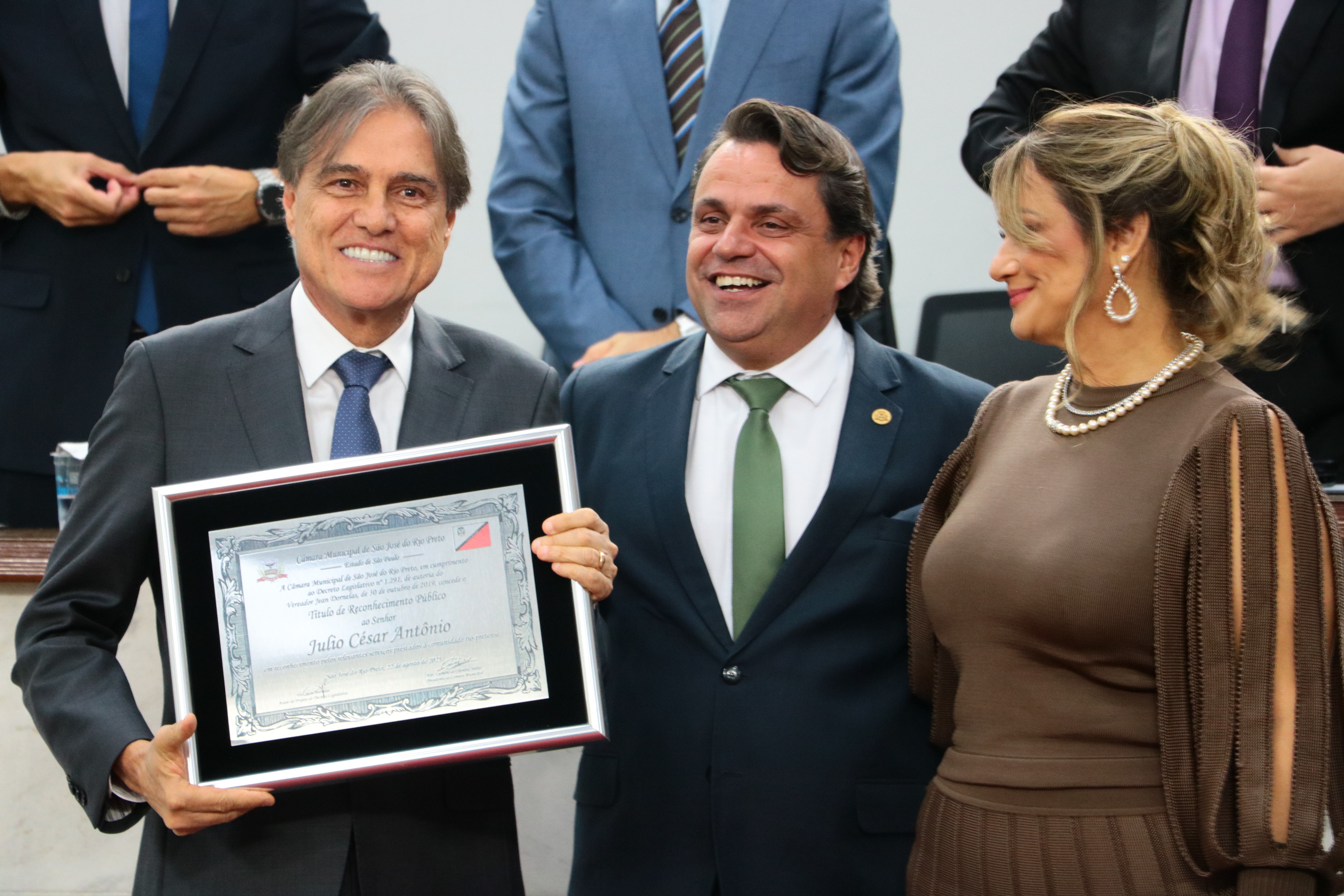Empresário recebe título de reconhecimento público na Câmara
