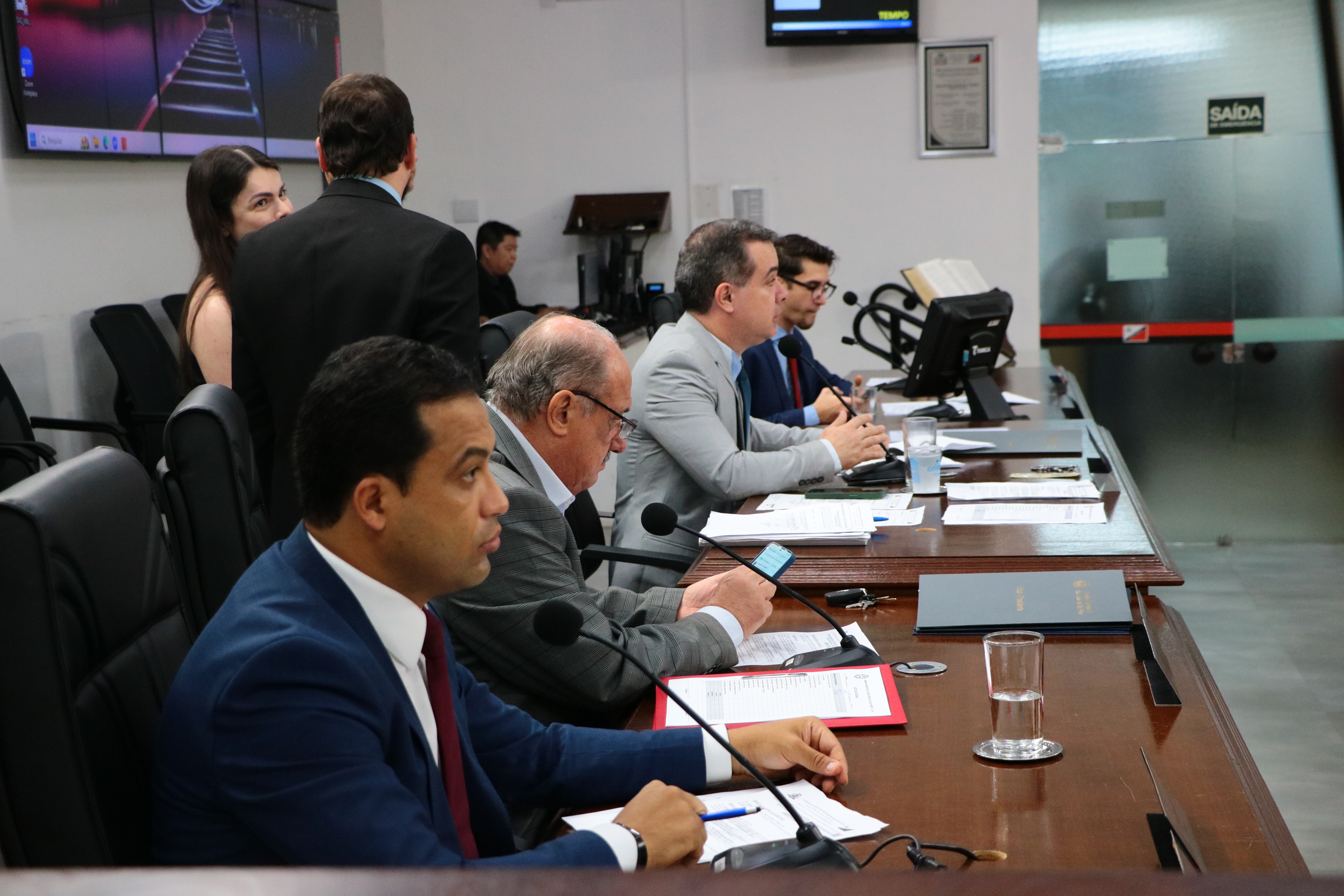 Vereadores analisam criação de cargos, regras para matrícula escolar e normas para cães bravos