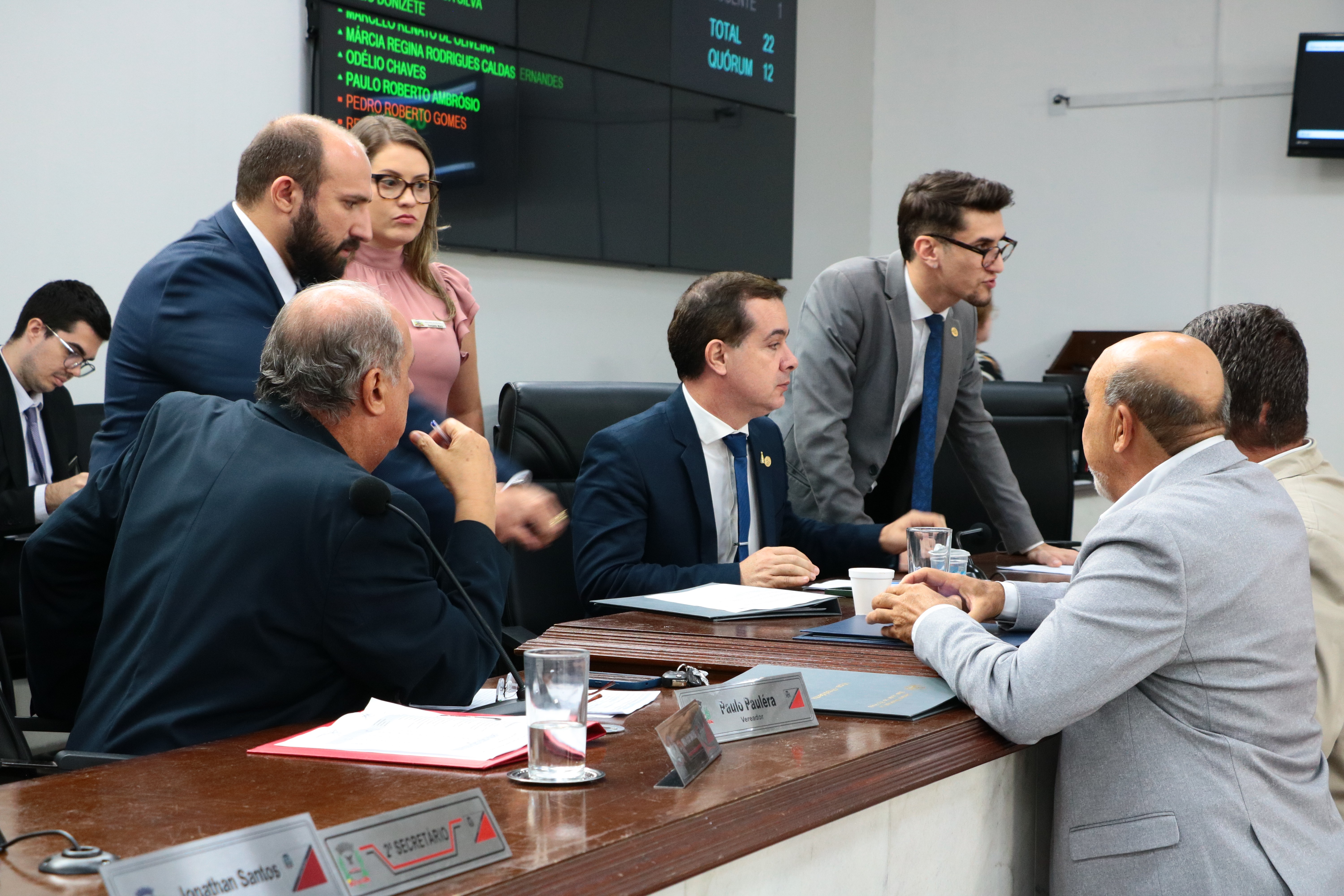 Vereadores aprovam projeto que regulamenta funcionamento de ferro-velho e que barra convocação de secretários