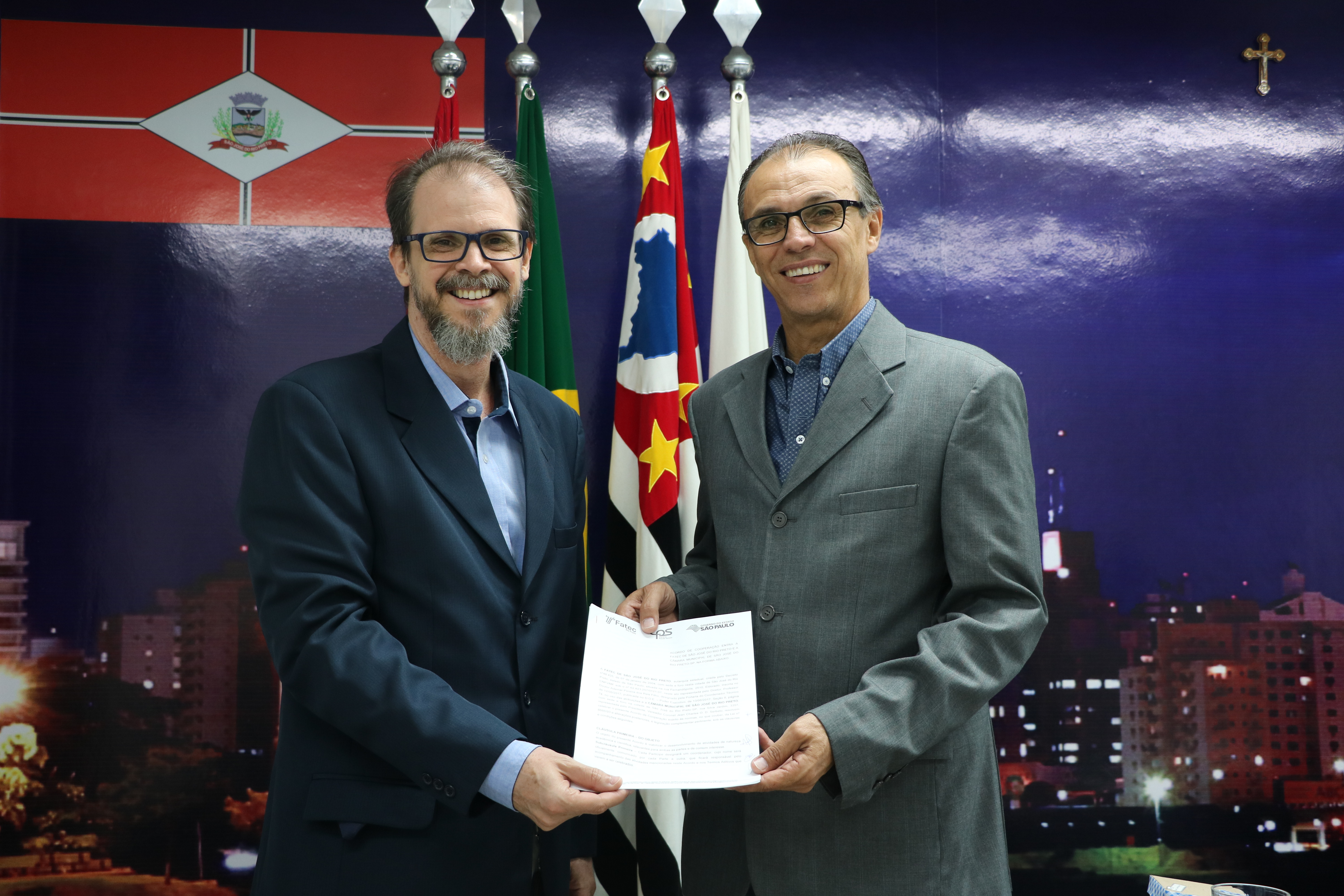 Diretor da Fatec, Ademar dos Reis, e presidente da Câmara, coronel Jean Charles, após assinatura do acordo de cooperação