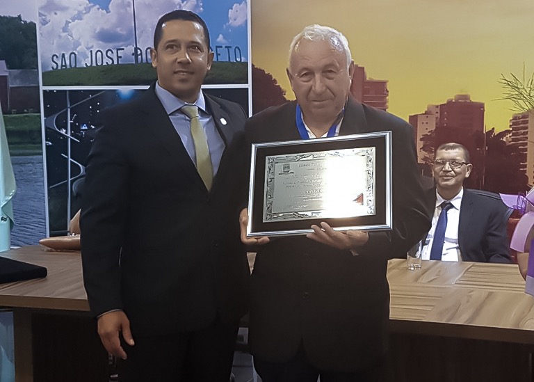 Homenageado dedica sua vida à formação de crianças e adolescentes