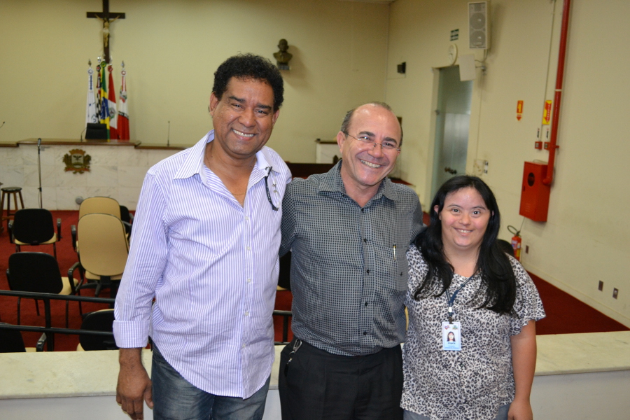Lucas Gomes, Diretor de Comunicação e a estagiária Ângela Leite, homenageados do mês de agosto, com o presidente da Câmara, vereador Oscarzinho Pimentel - Fotos: Suelen Tavares/AICM