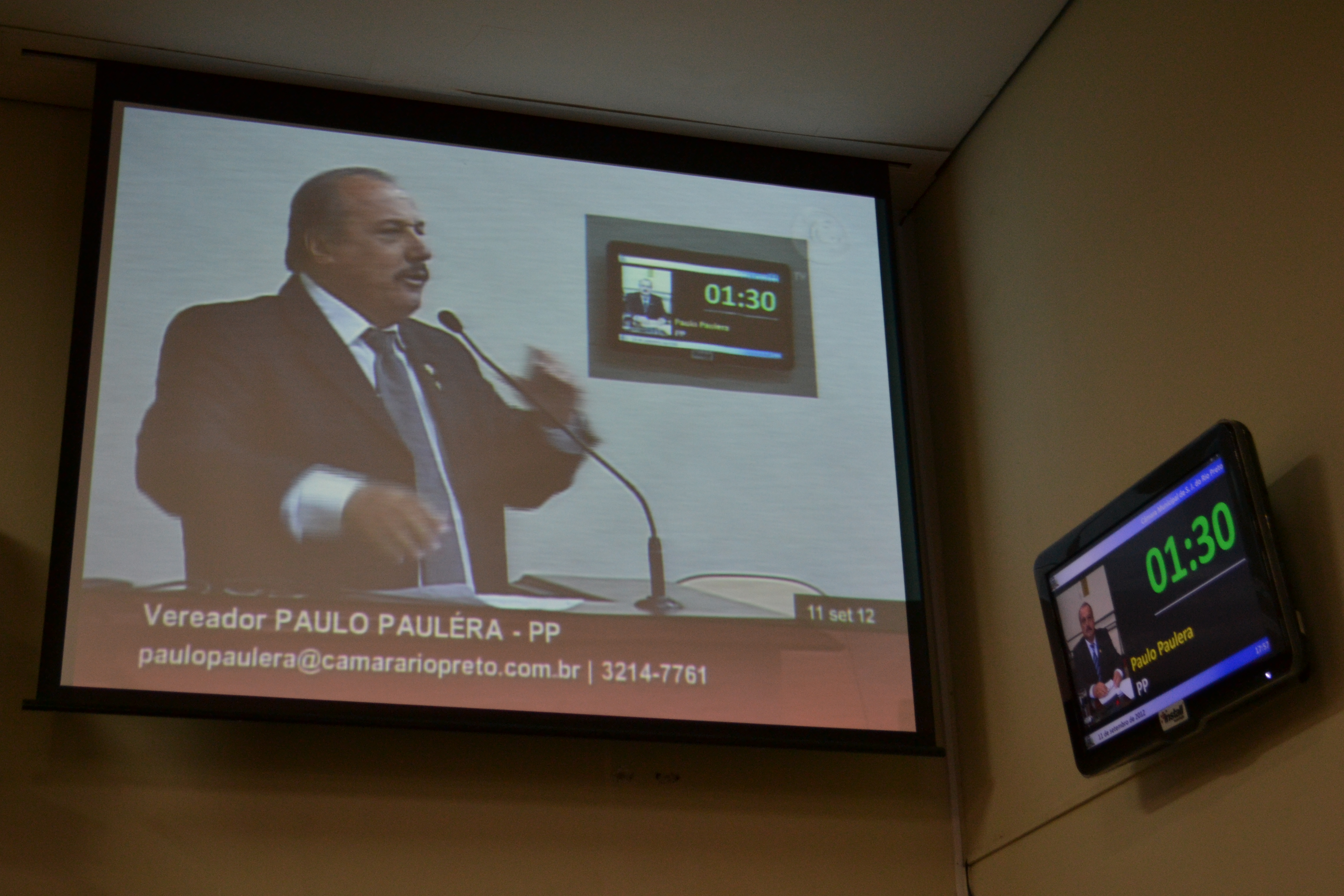 Foto: Suelen Tavares/AICM - No telão o vereador Pauléra (PP) discusa na Tribuna. Ao lado do telão um dos monitores com o novo sistema de cronometragem