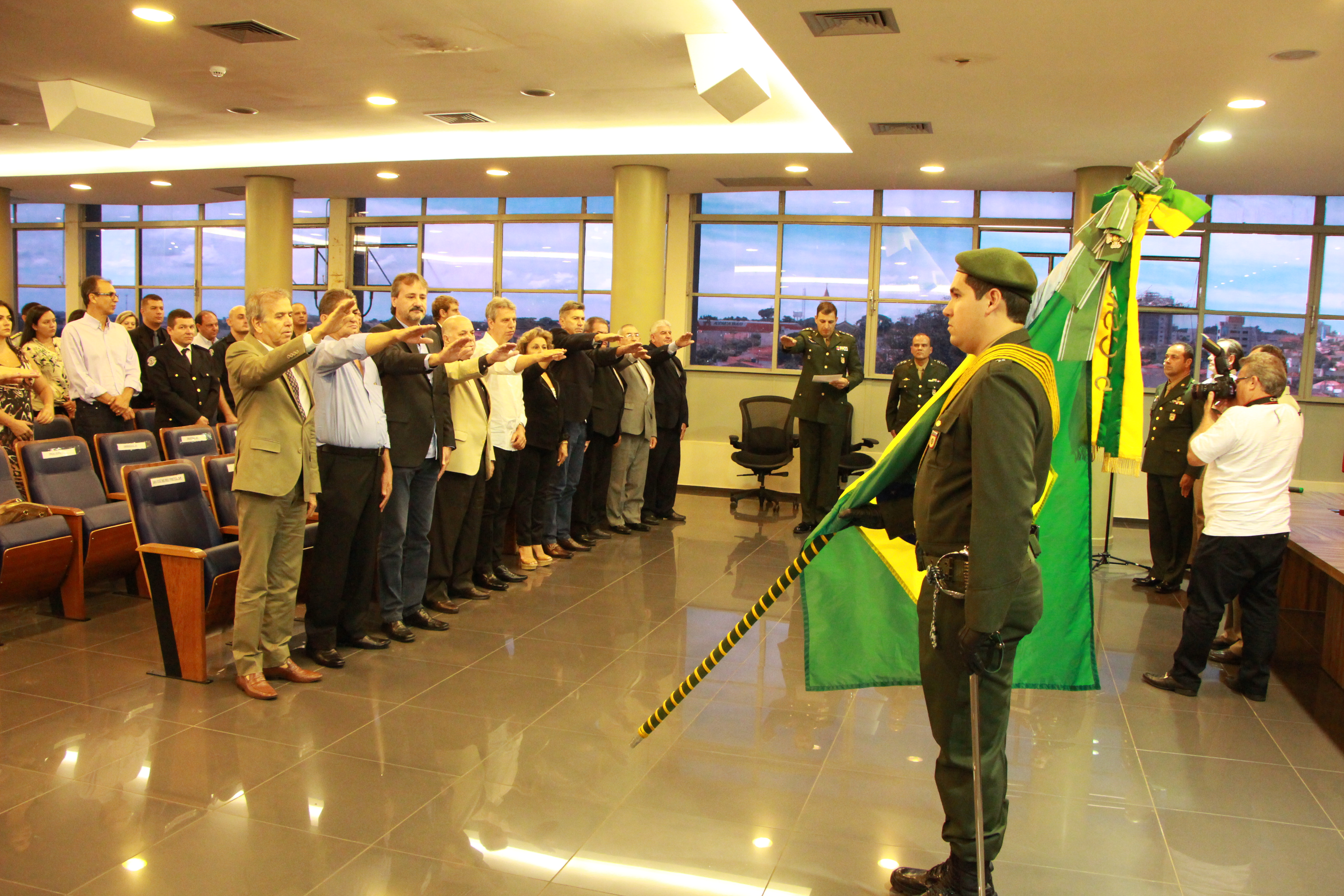 Prefeitos fazem juramento à Bandeira ao tomar posse nas juntas militares