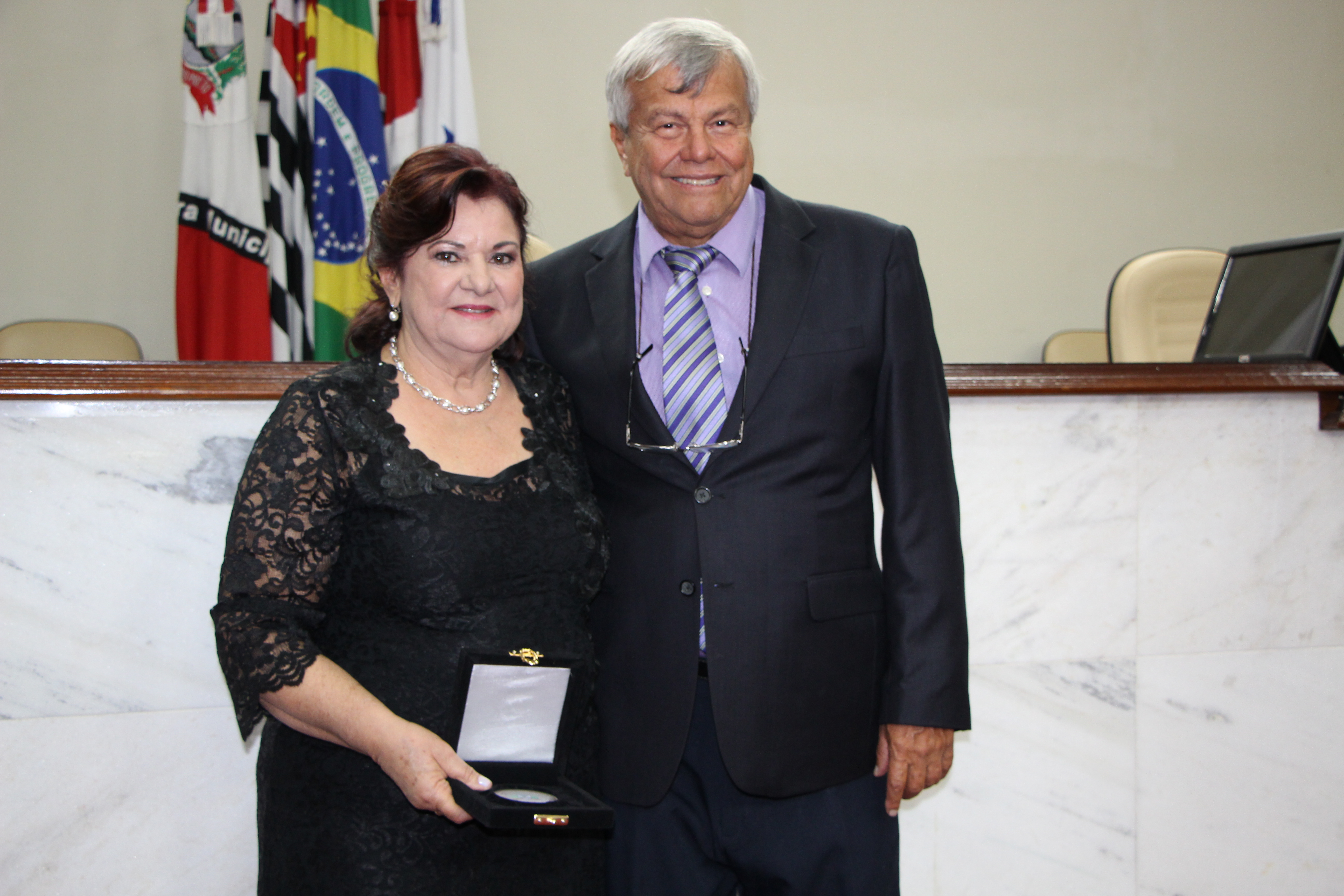 Leonor Bernardes Neves coordenadora da Pastoral do Surdo recebe Medalha de Mérito Comunitário