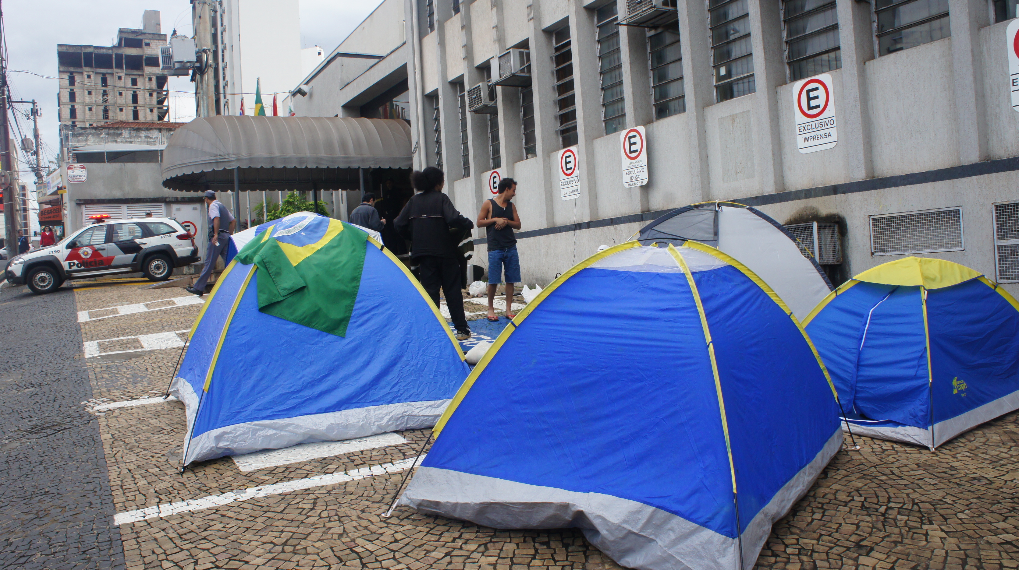 Menifestantes acamparam em frente à Câmara